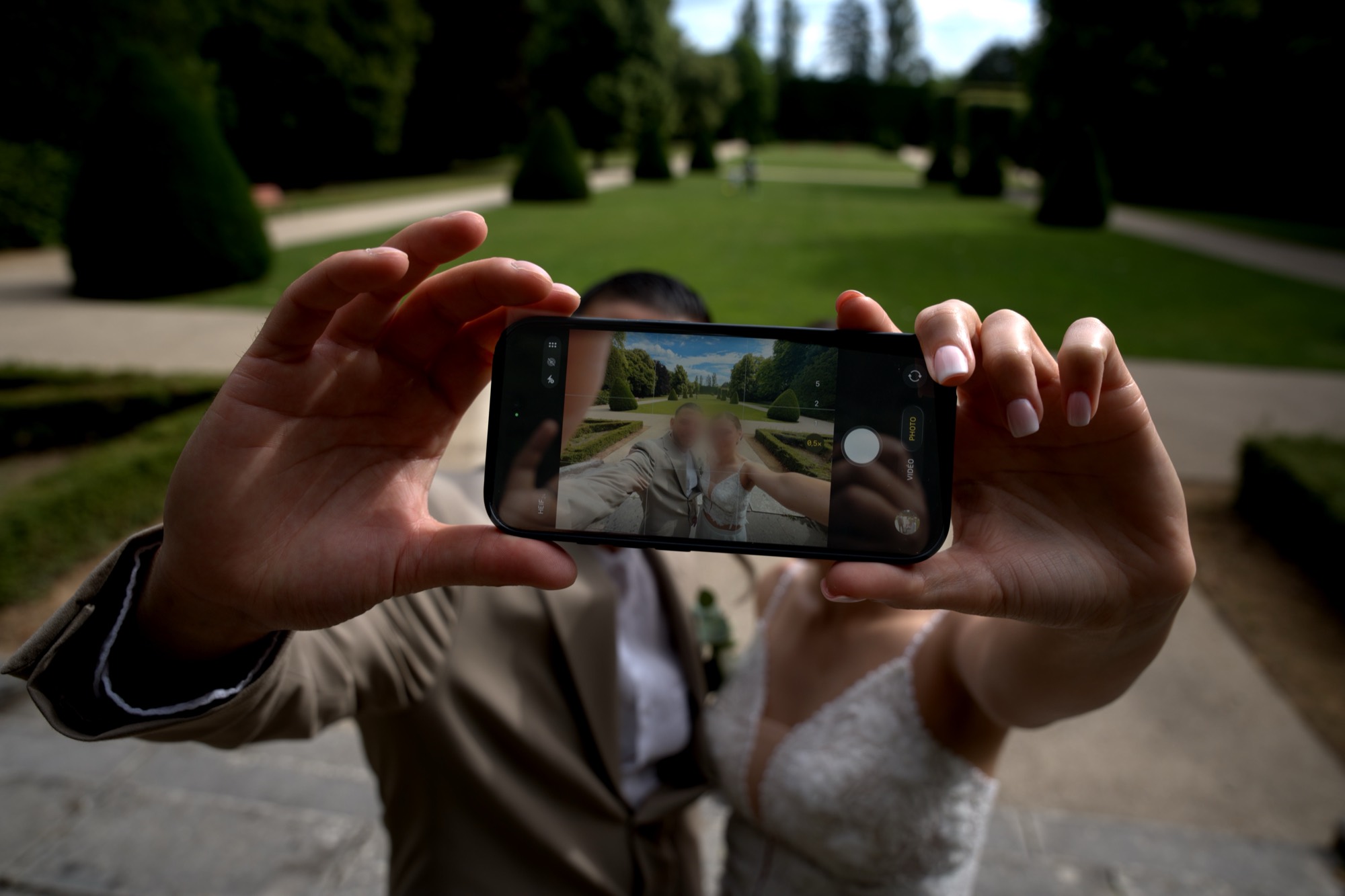 Les mariés prenant un selfie dans un parc