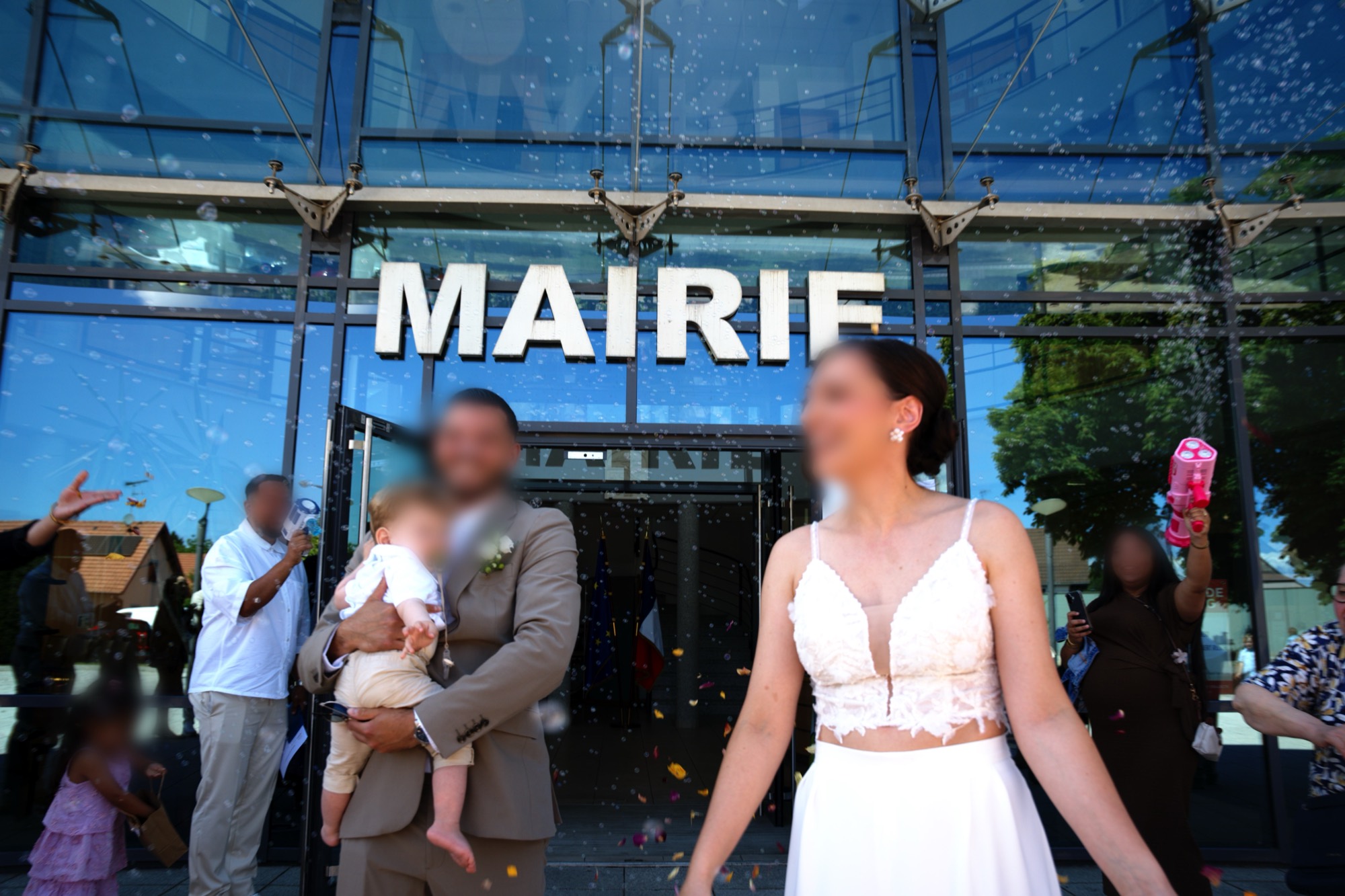La sortie de mairie sous les pétales